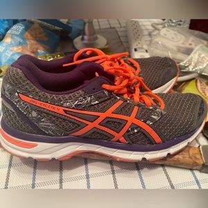 Women’s ASICS size 9